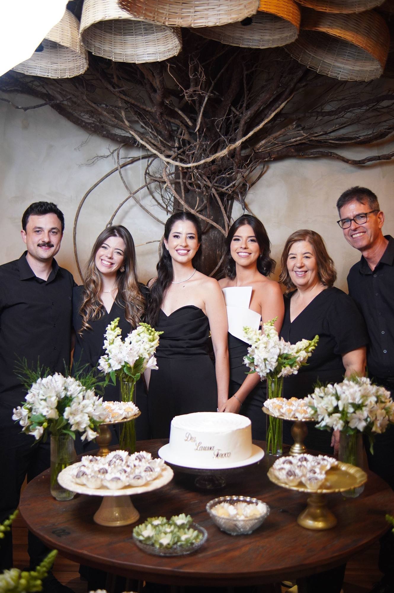 Família reunida na mesa de doces