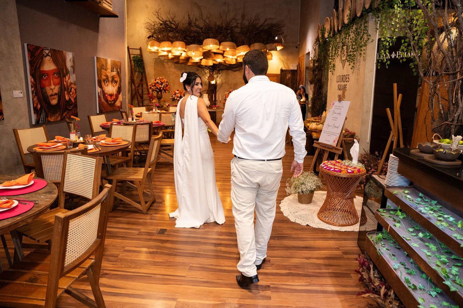 O casal caminhando pelo espaço