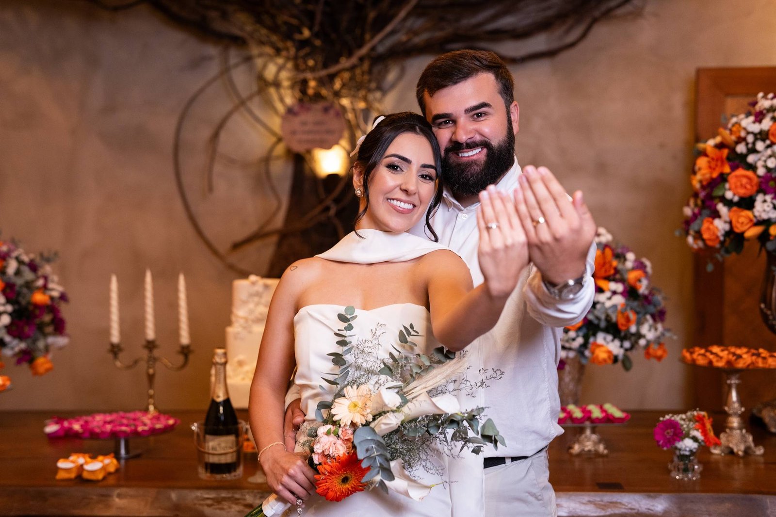 O casal mostrando a aliança