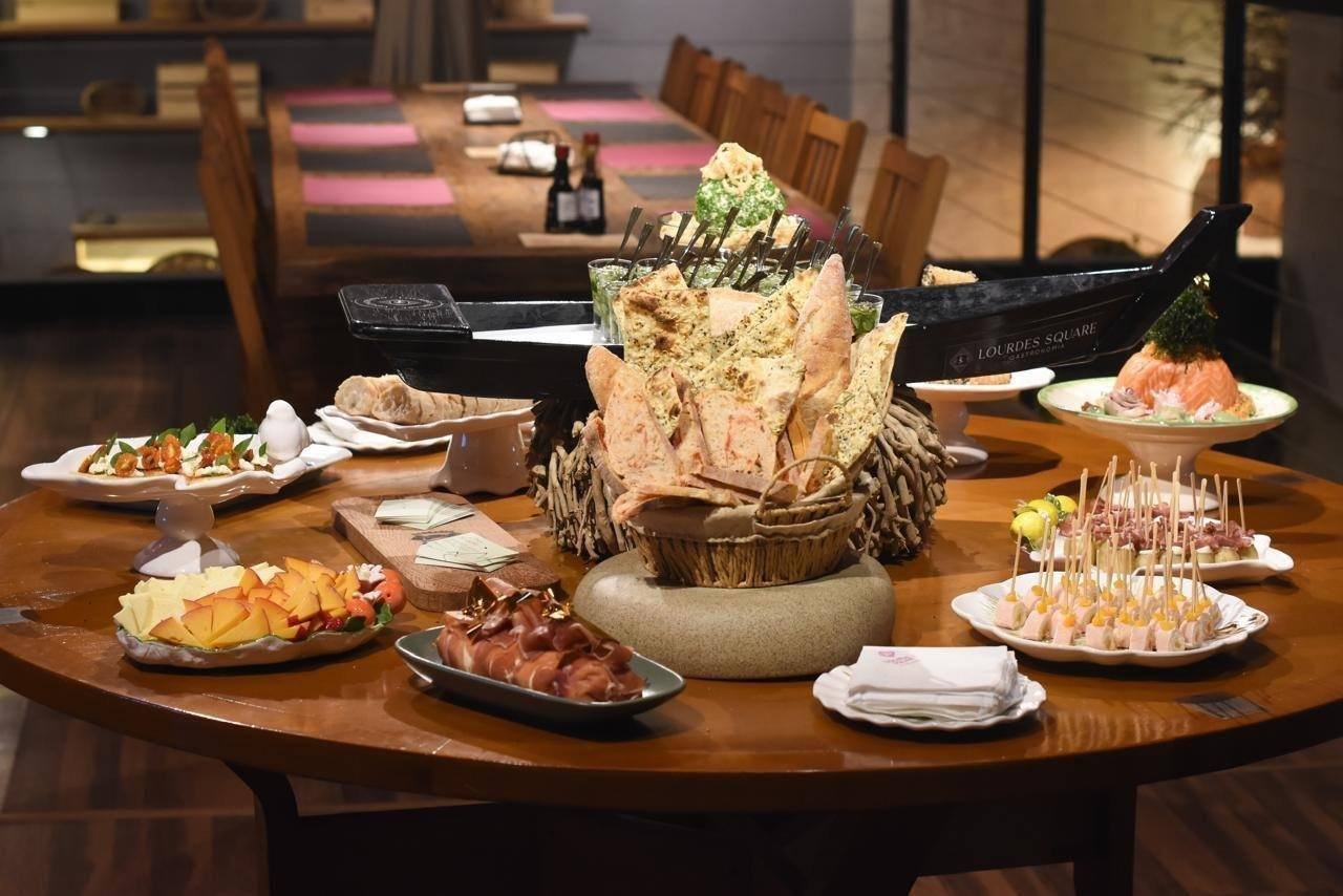 Mesa de finger food e petiscos do evento