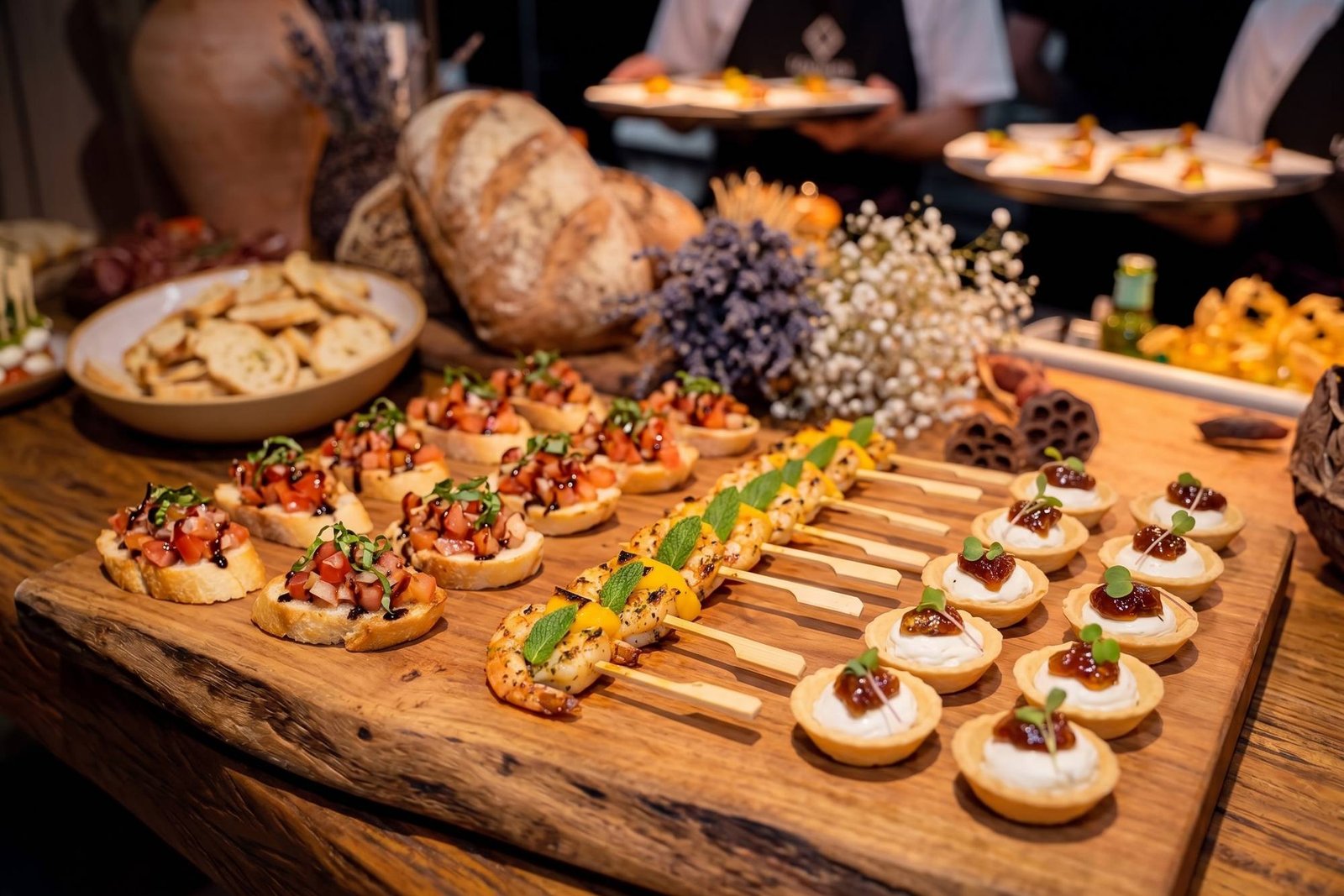 Canapés e finger food sobre tábua rústica