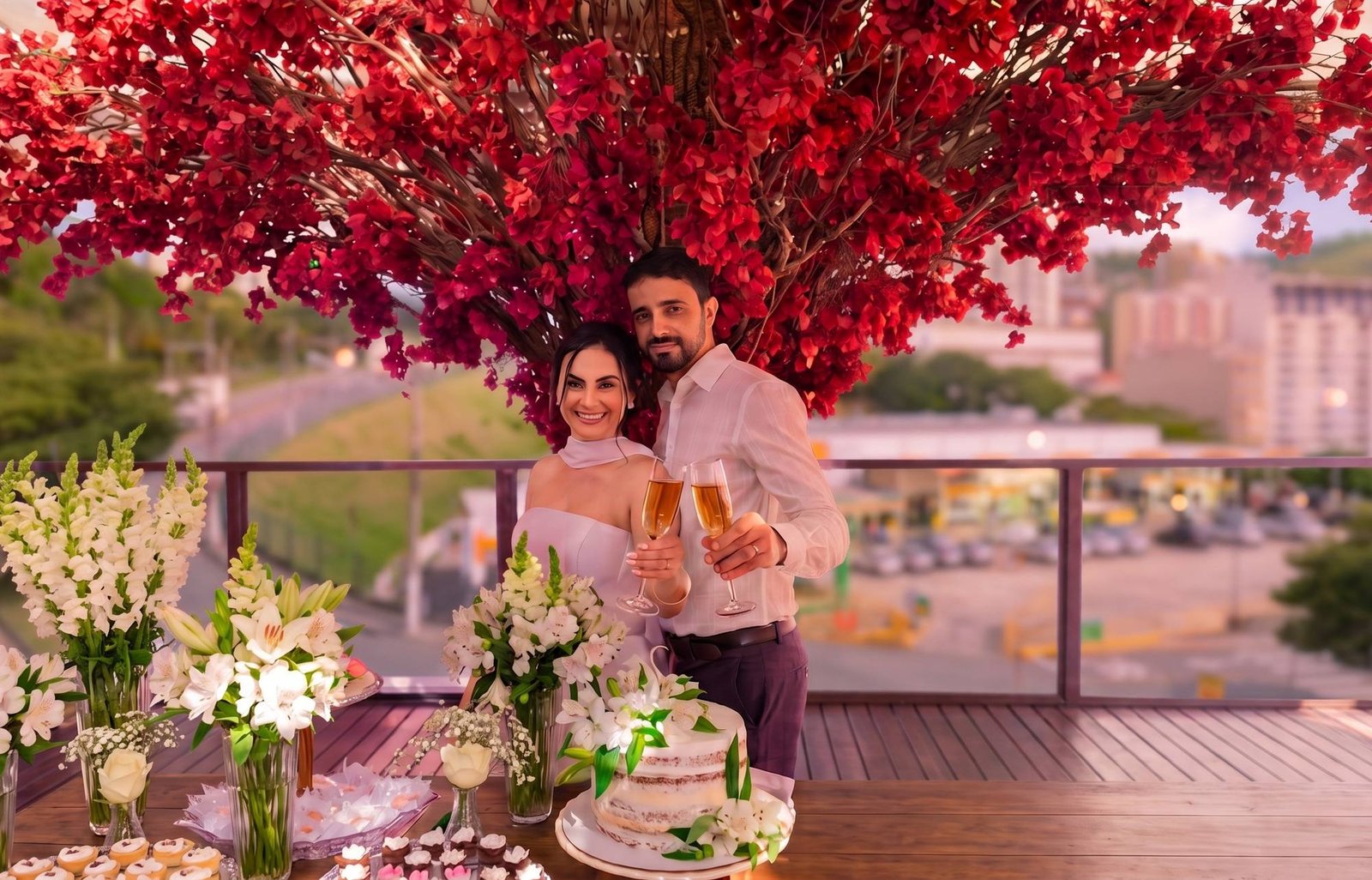 Casal brindando no deck