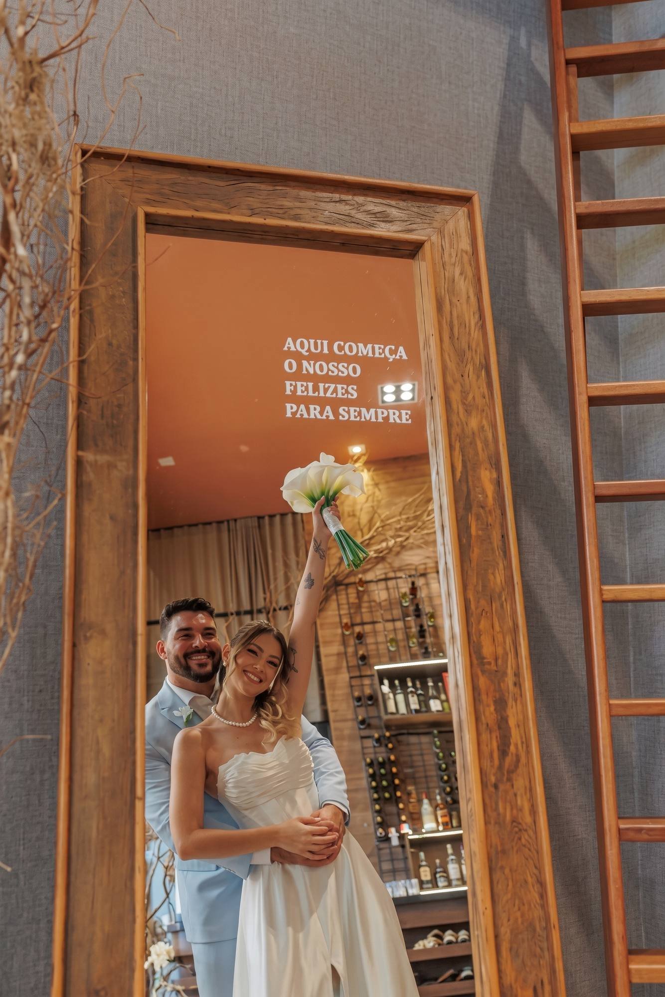 O casal refletido no espelho da entrada