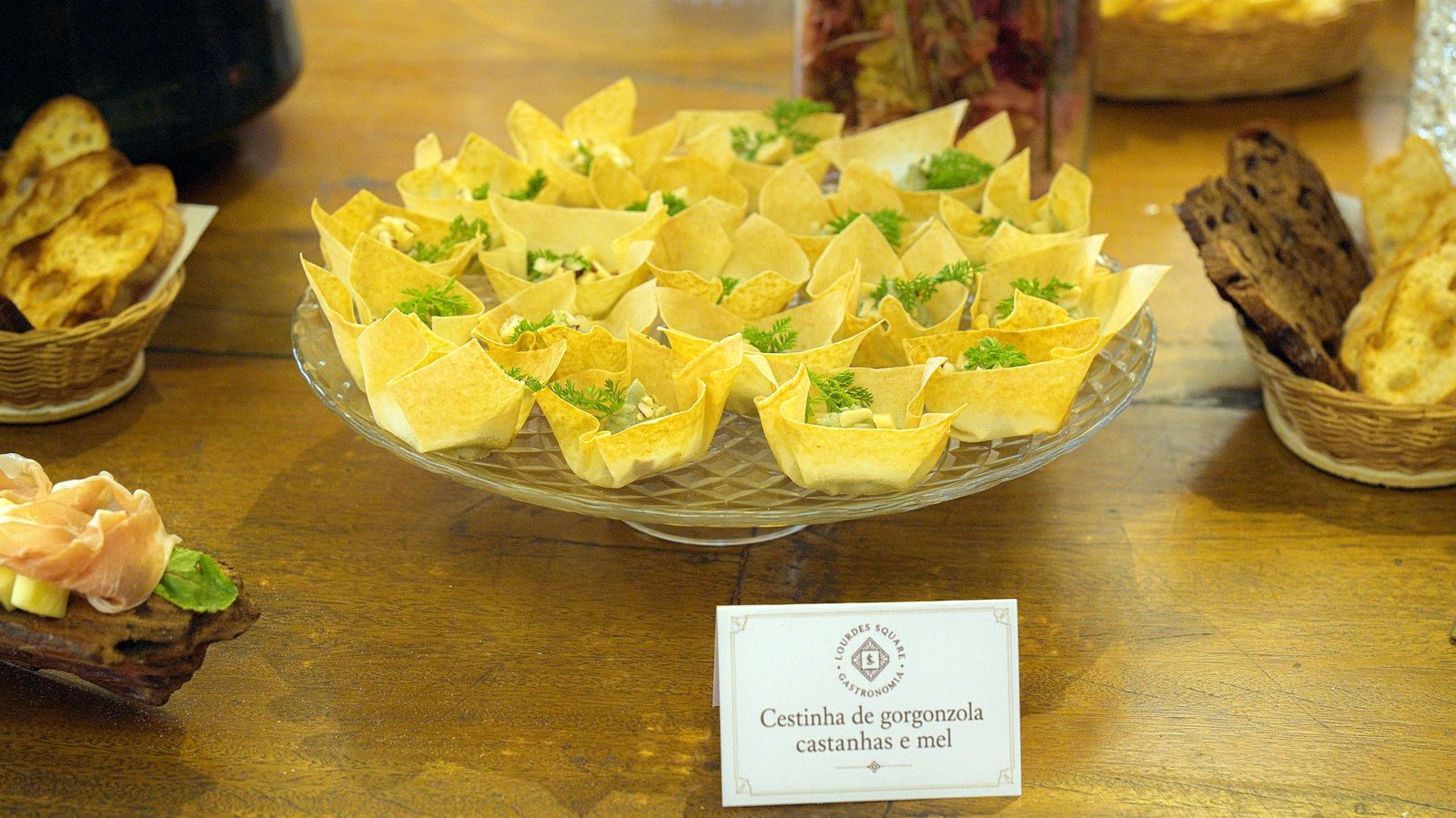 Cestinhas de gorgonzola, castanhas e mel