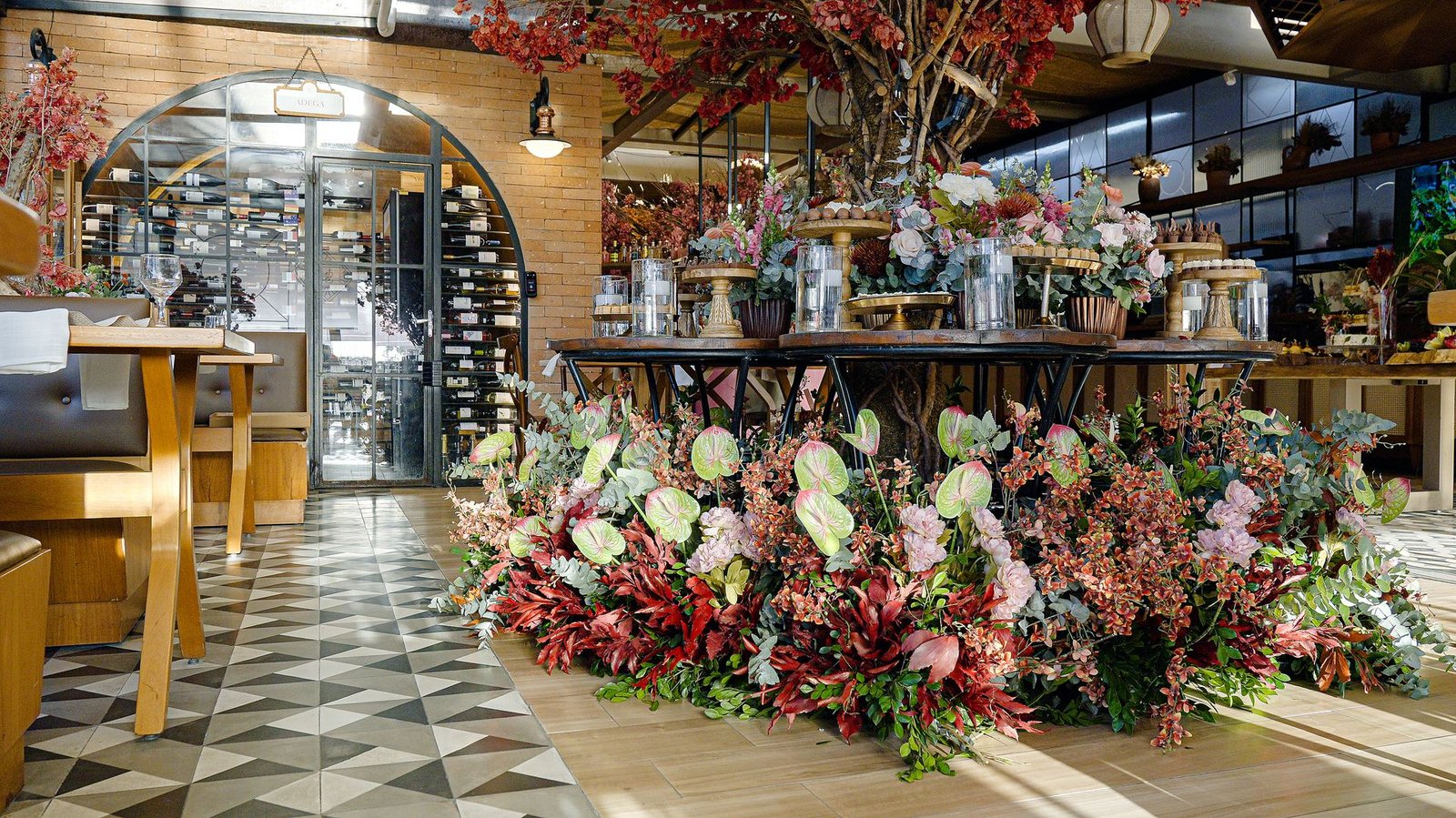 O grande arranjo de flores sob a cerejeira