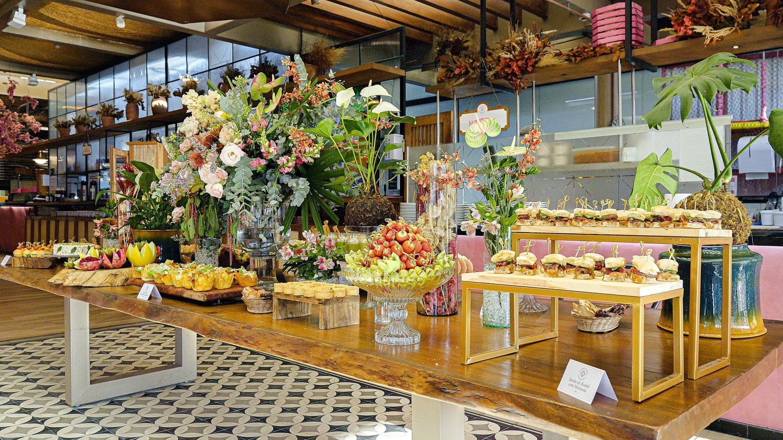 Estação de doces e grazing servida no evento