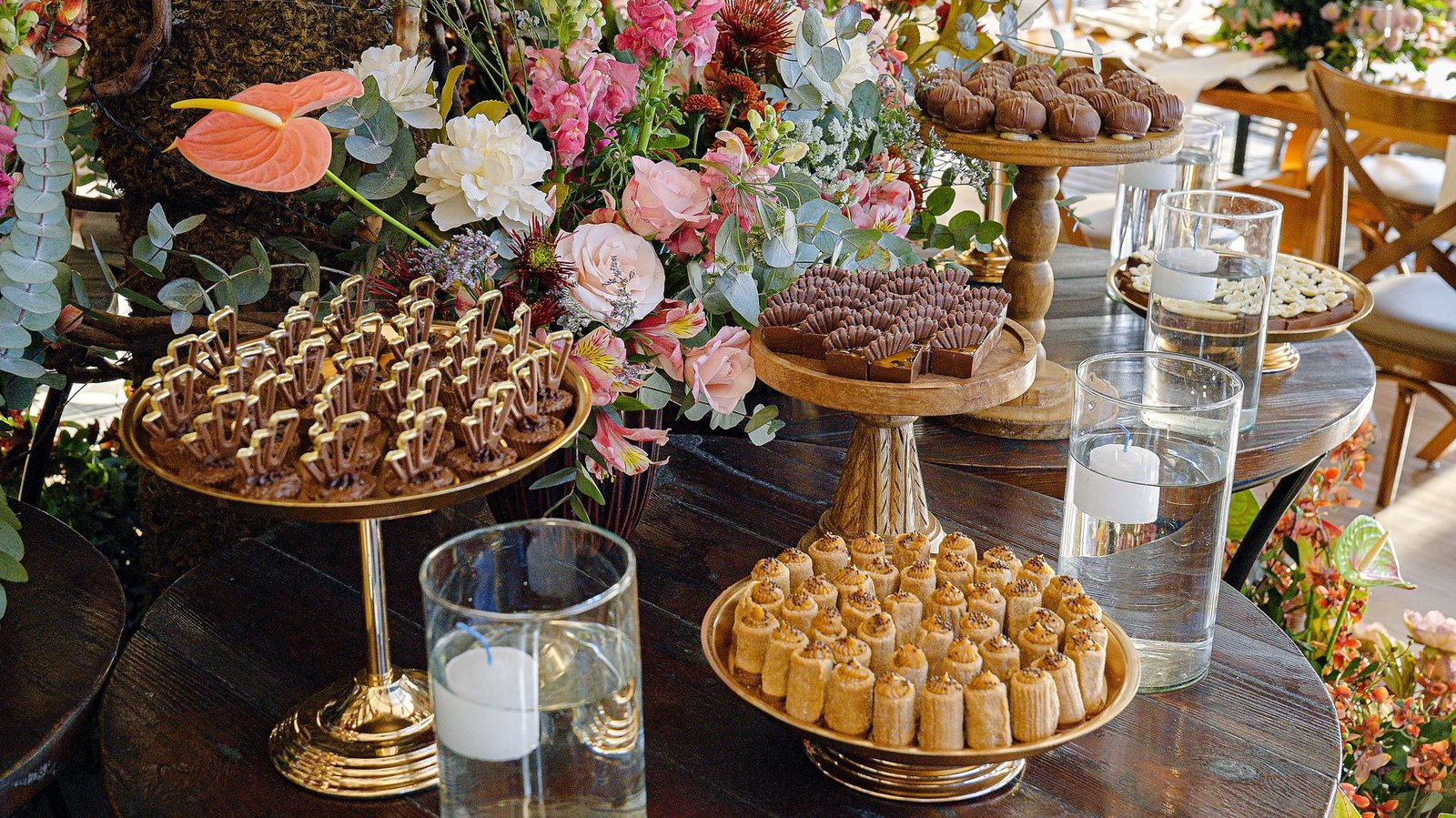 Mesa de doces finos da confeitaria