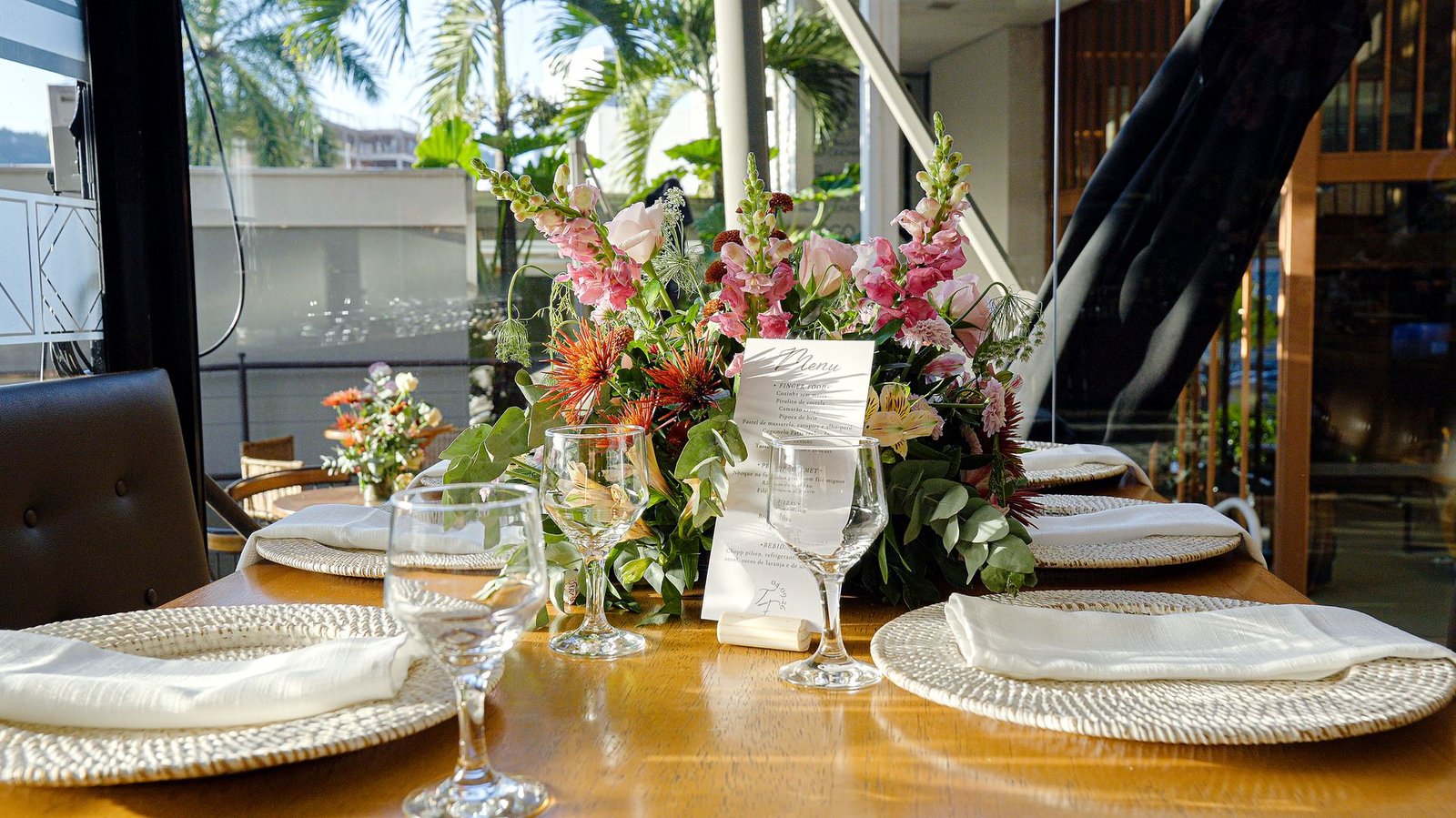 Mesa posta com centro de flores no casamento