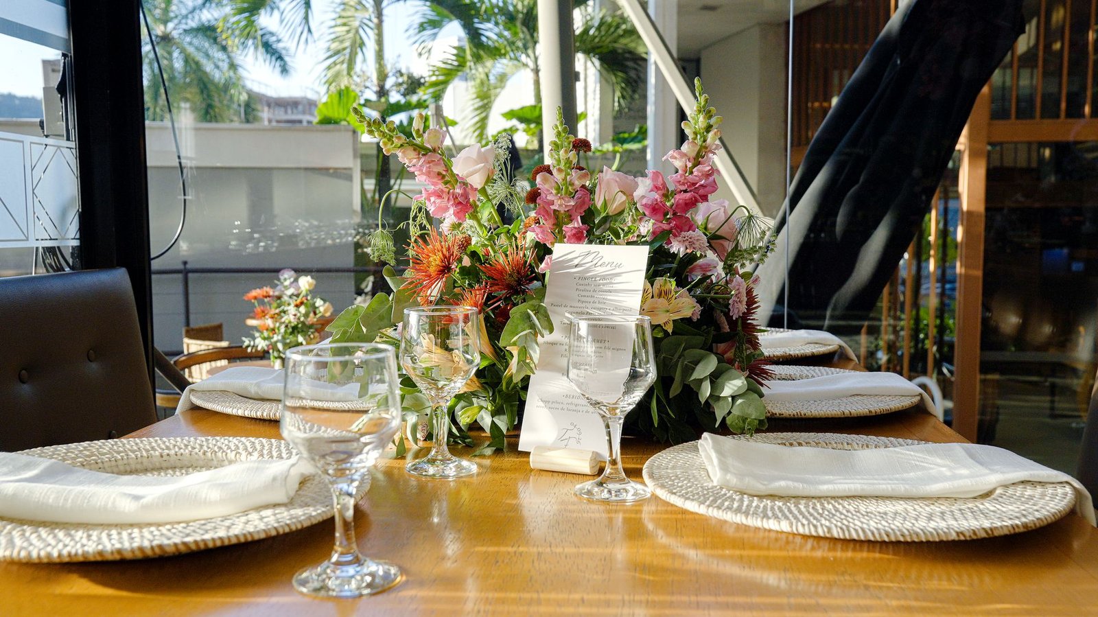 Mesa posta com centro de flores