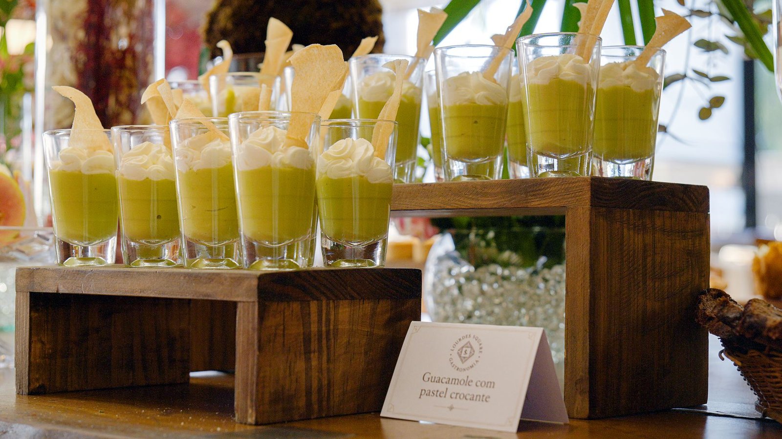 Verrines de guacamole com pastel crocante
